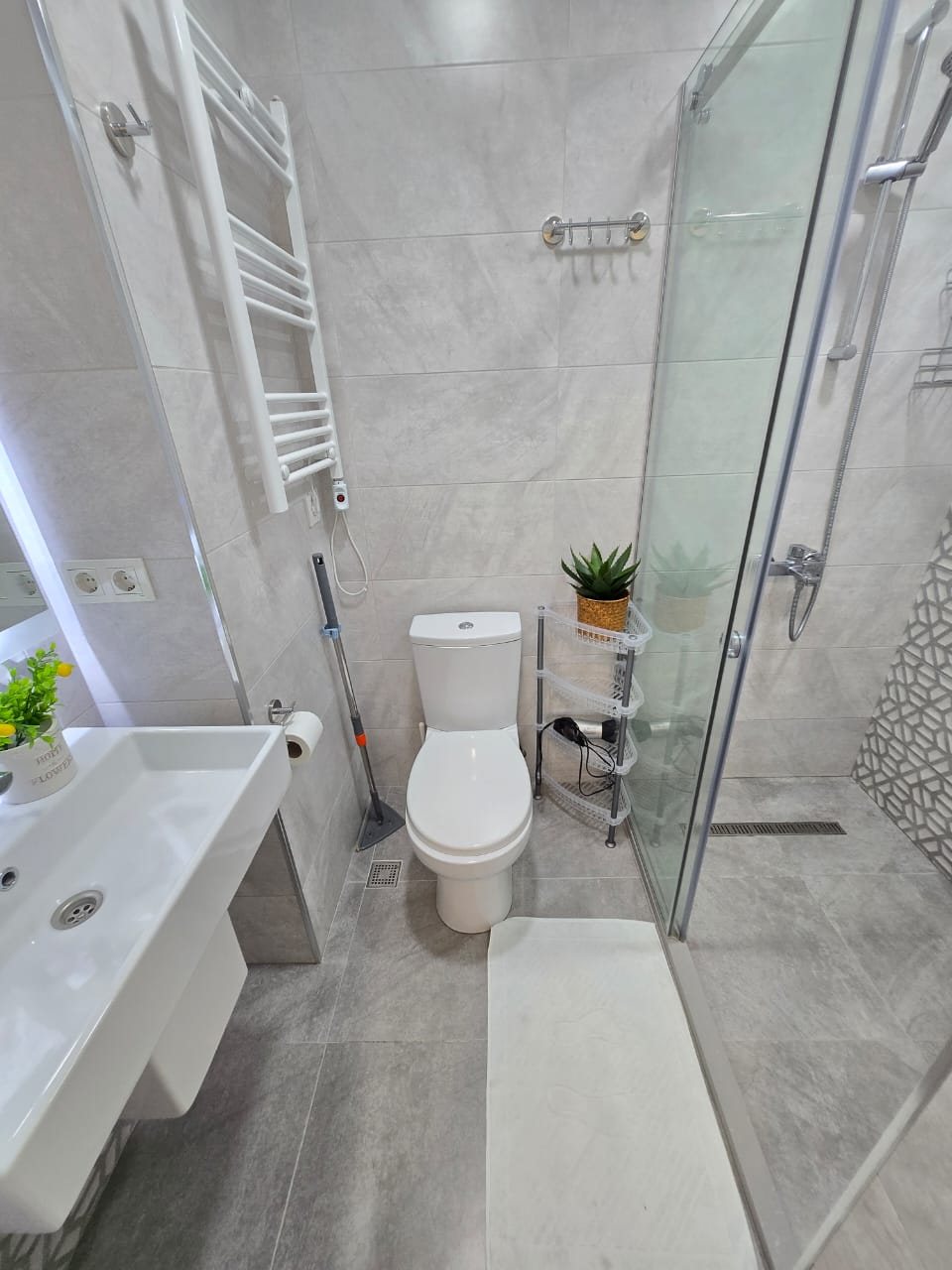 NEXT APARTMENTS: санузел с душевой