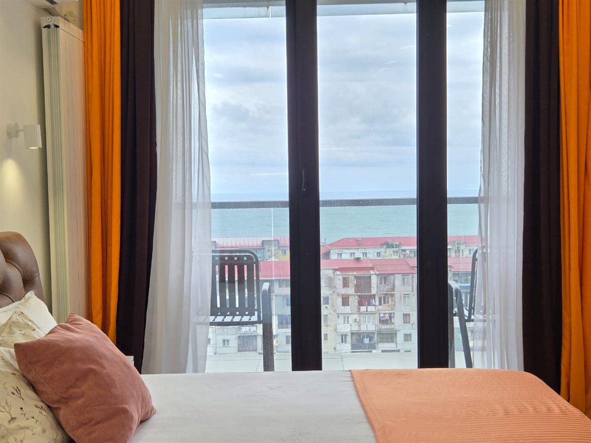 NEXT APARTMENTS: панорамное окно с видом на город