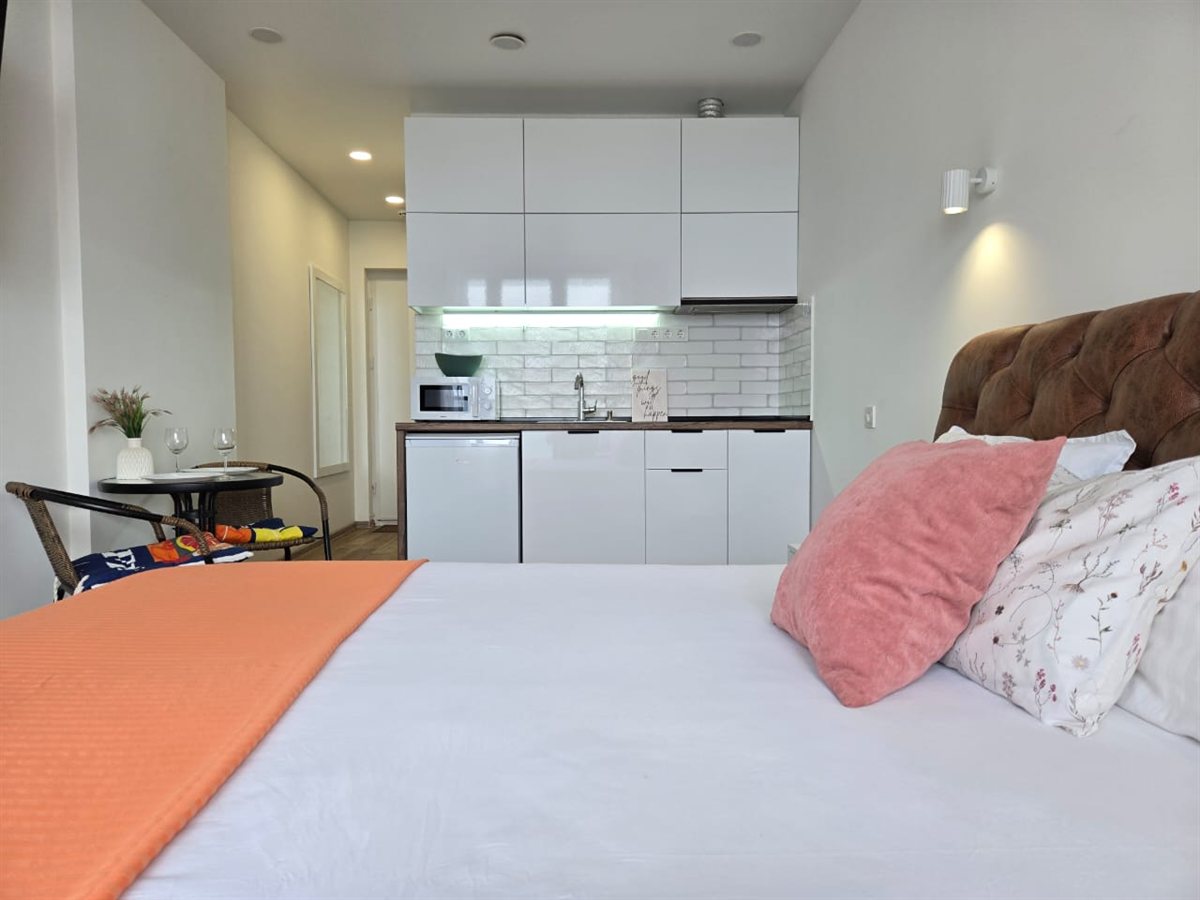 NEXT APARTMENTS: студия целиком, спальная и кухонная зоны