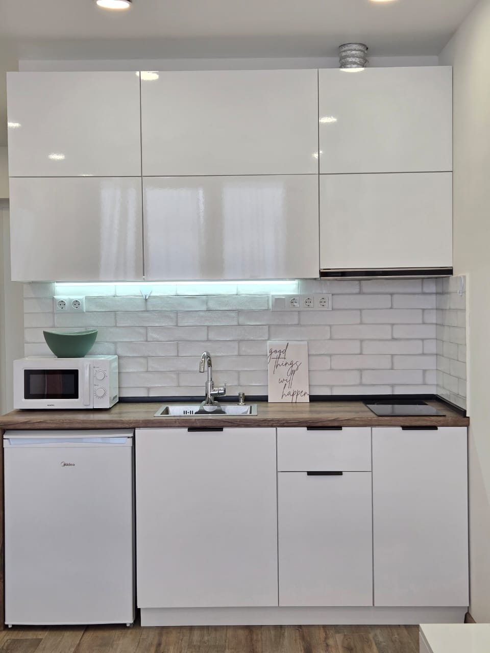 NEXT APARTMENTS: кухня со встроенной техникой